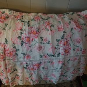 White floral skirt. Elastic waistband. XXL